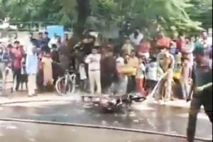 Man sets his bike on fire after issuing challan